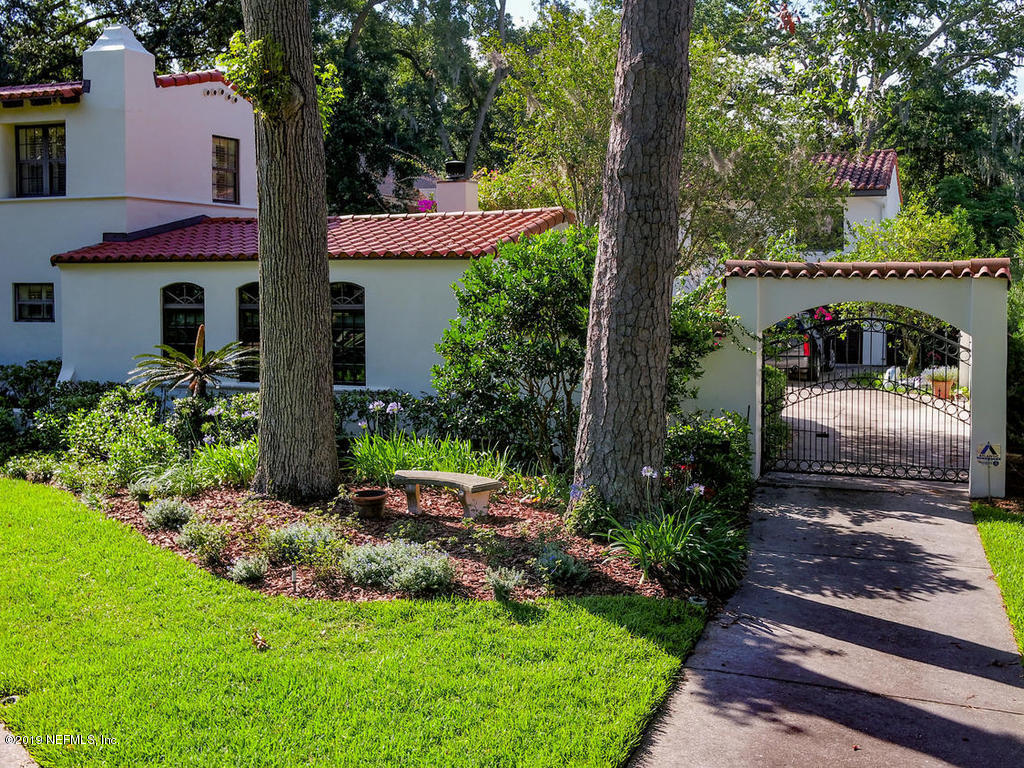1036 Elder Lane Jacksonville, FL 32207 - Photo 3 of 79 a front view of a house with garden
