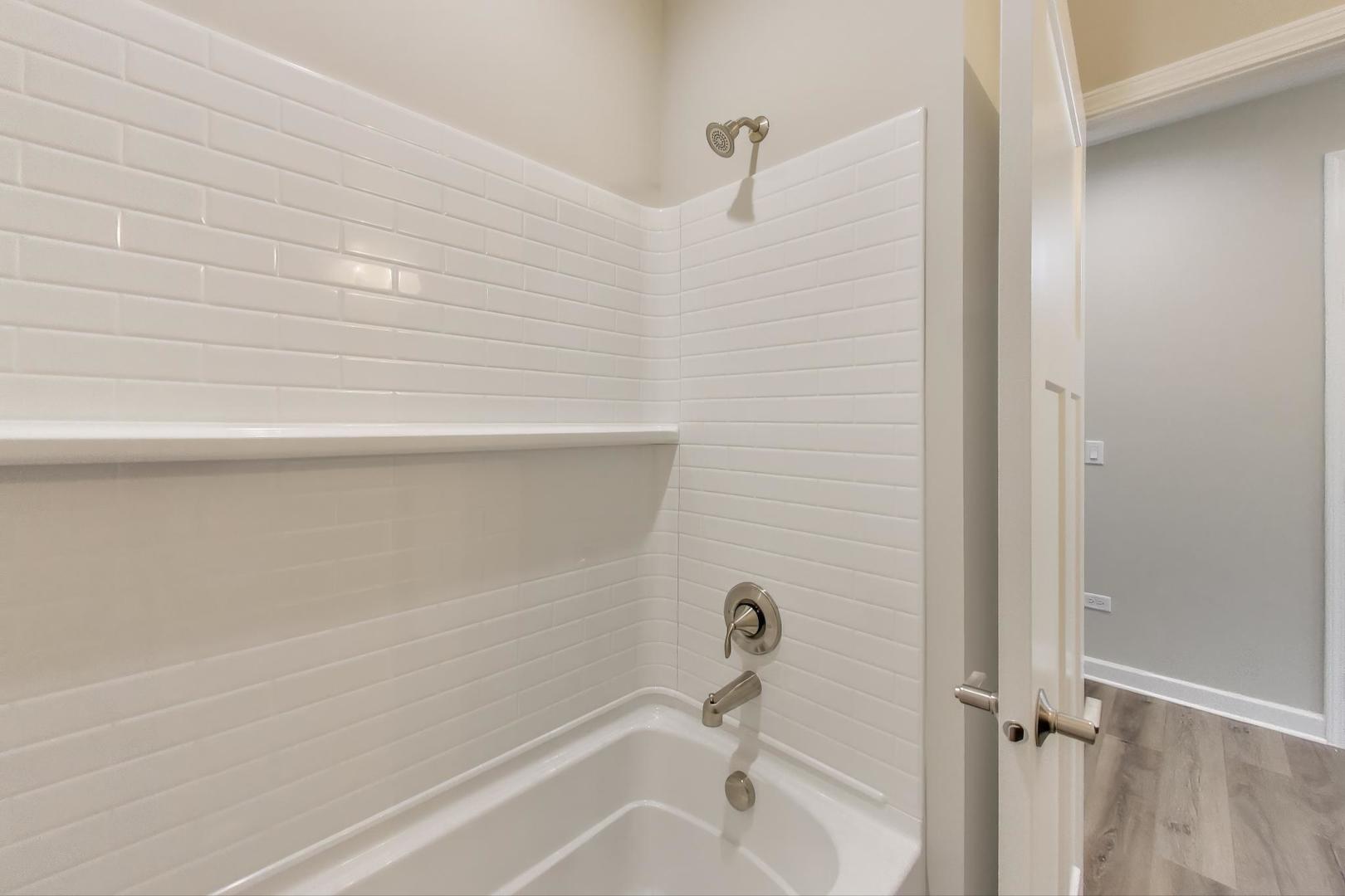387 Masters Drive Addison, IL 60101 - Photo 18 of 26 a bathroom with a bathtub