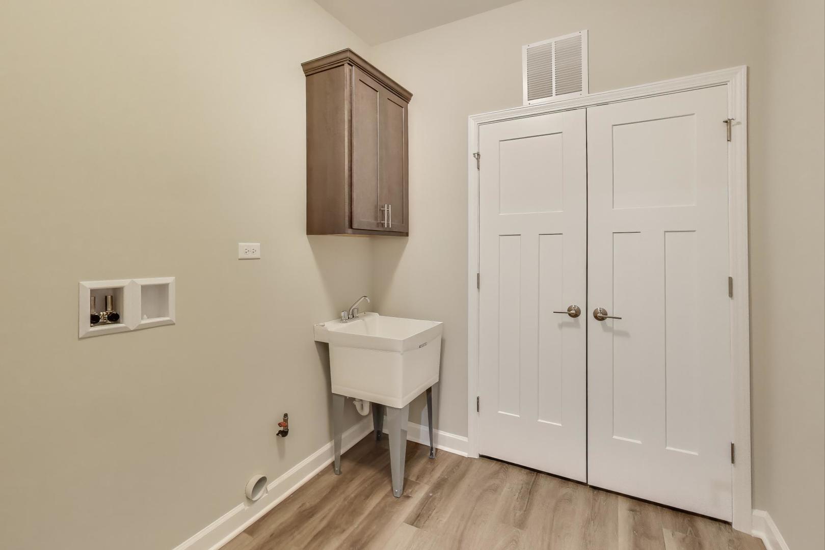 387 Masters Drive Addison, IL 60101 - Photo 19 of 26 a bathroom with a sink and a toilet