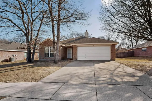 $250,000 | 508 Logan Drive, Azle, TX 76020