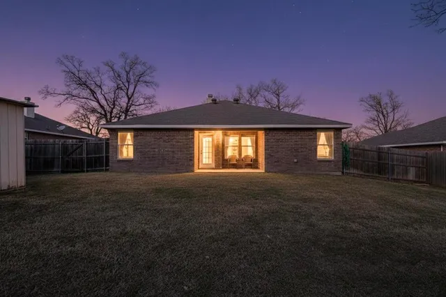 $250,000 | 508 Logan Drive, Azle, TX 76020