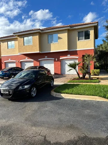 a view of an outdoor space with porch and livingroom