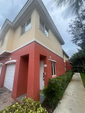 a view of back yard of the house