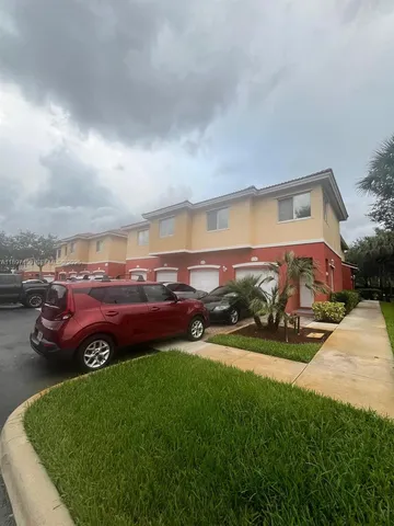 a view of a house with backyard and garden
