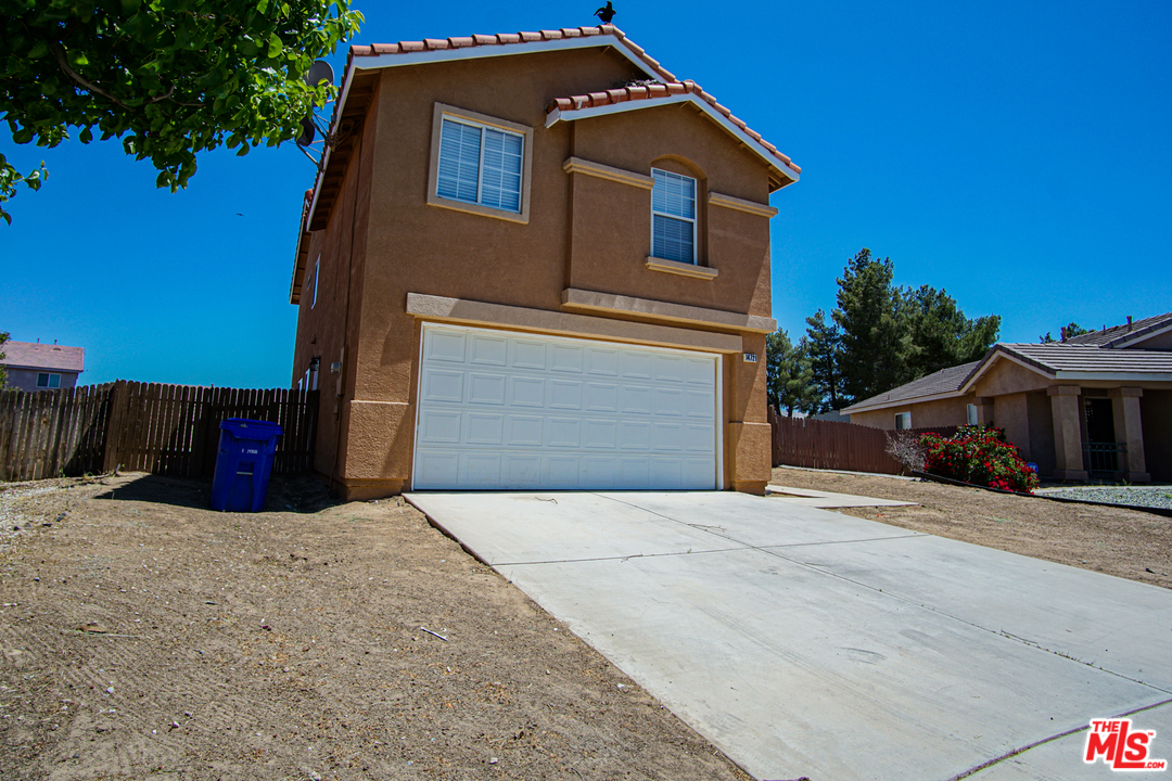 14721 Carter Road Victorville, CA 92394 - Photo 3 of 37 a front view of a house with a yard