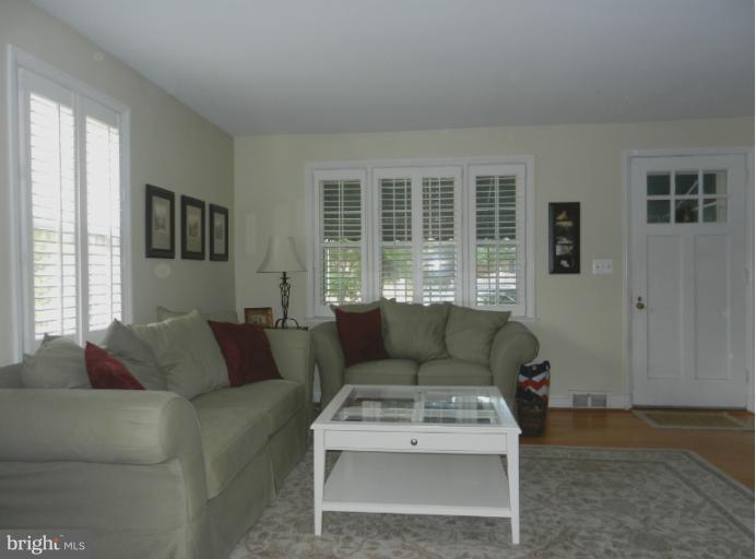 6820 Pinehurst Road Baltimore, MD 21212 - Photo 1 of 20 Living Room