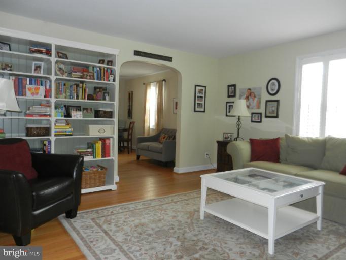 6820 Pinehurst Road Baltimore, MD 21212 - Photo 13 of 20 Living Room