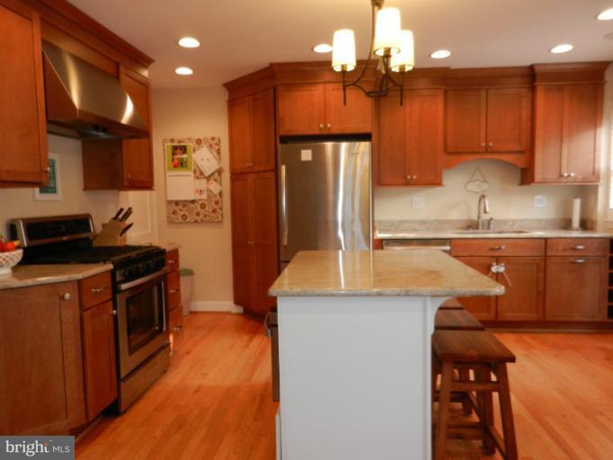 6820 Pinehurst Road Baltimore, MD 21212 - Photo 5 of 20 Kitchen