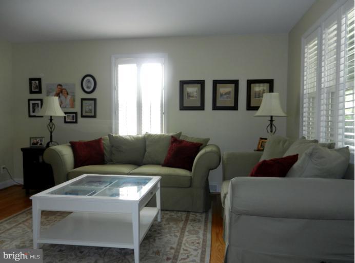 6820 Pinehurst Road Baltimore, MD 21212 - Photo 10 of 20 Living Room