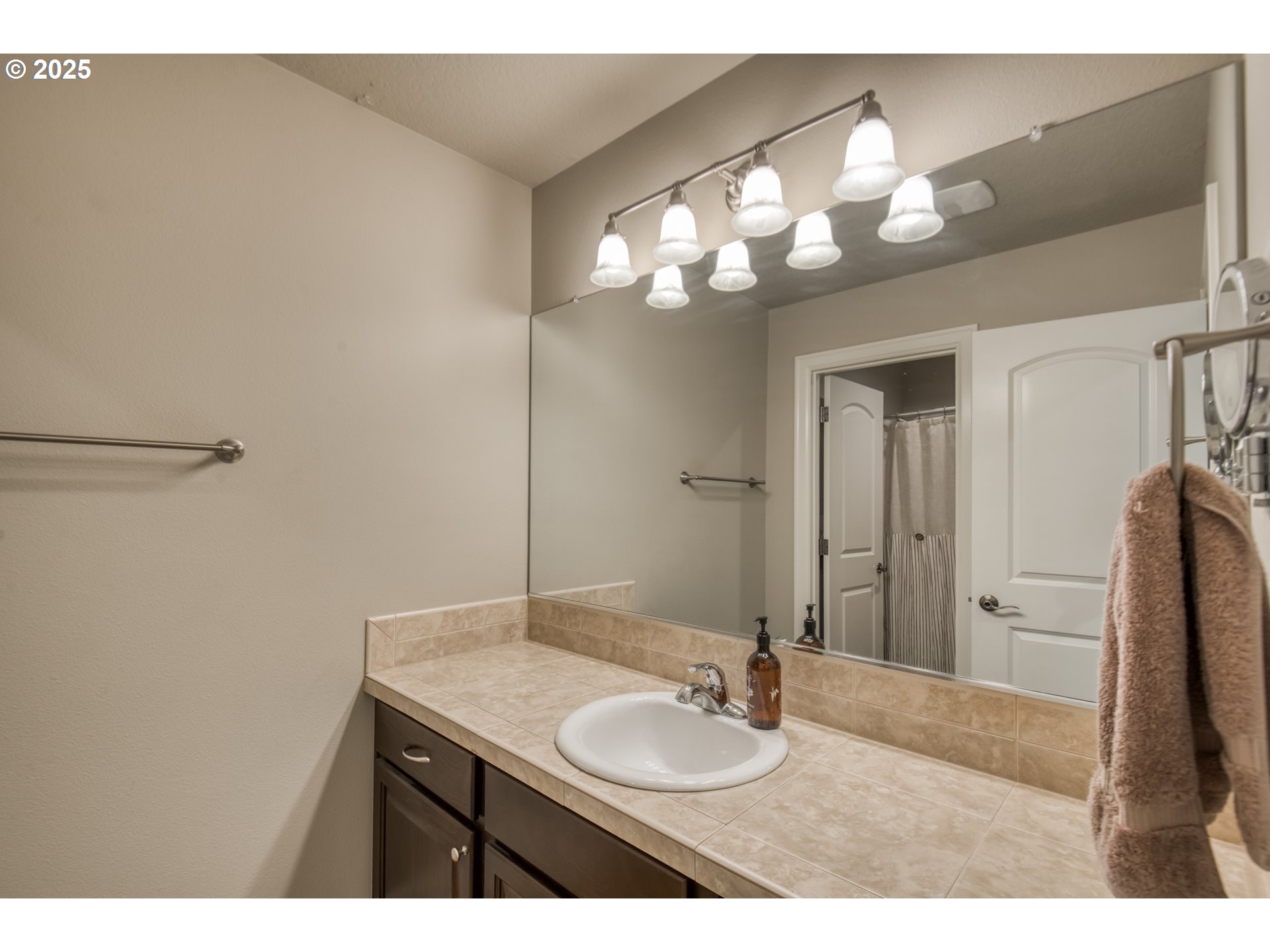 10380 Madrid Loop Wilsonville, OR 97070 - Photo 28 of 45 Bedroom