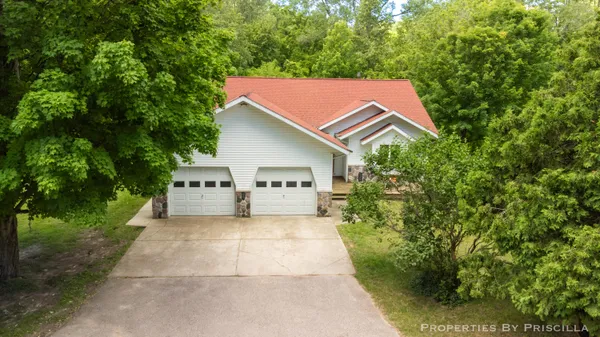 $380,000 | 6635 Vinton Avenue Northwest, Comstock Park, MI 49321