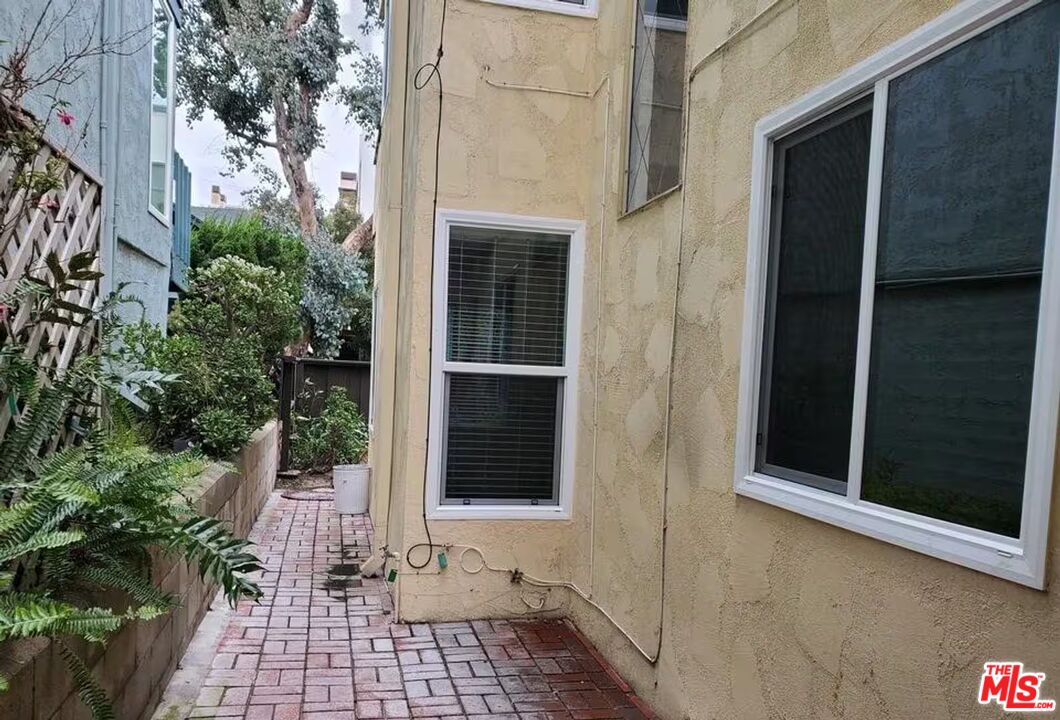 16 Reef Street Marina del Rey, CA 90292 - Photo 19 of 21 a view of a door of the house