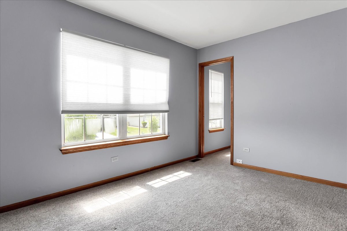 2029 Ridgemoor Drive Plainfield, IL 60586 - Photo 16 of 30 an empty room with a window