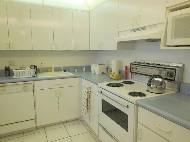 6161 Northwest 2nd Avenue, Unit 214 Boca Raton, FL 33487 - Photo 4 of 14 KITCHEN