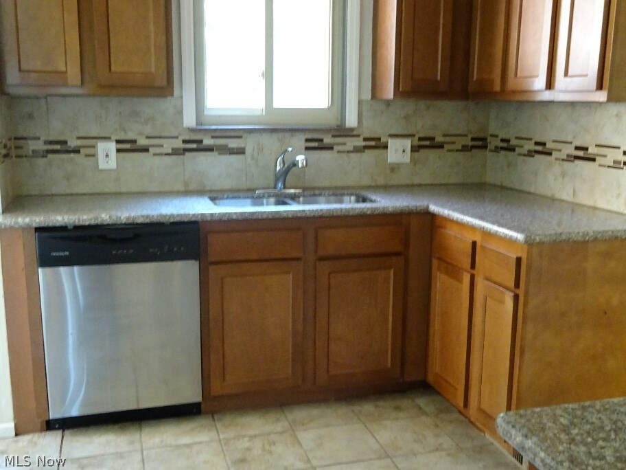 1183 Pennfield Road Cleveland, OH 44121 - Photo 2 of 9