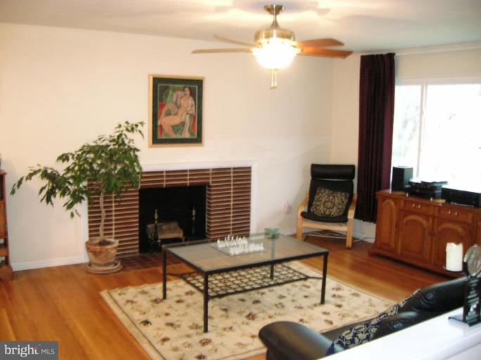 10705 Glenwild Road Silver Spring, MD 20901 - Photo 5 of 14 Living Room
