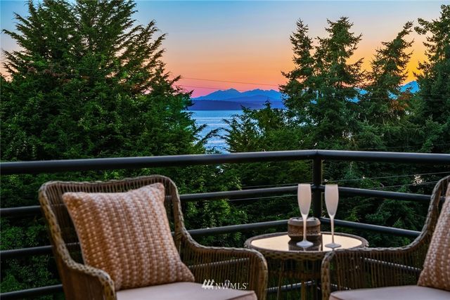 $1,800,000 | 6562 Beach Drive Southwest, Seattle, WA 98136
