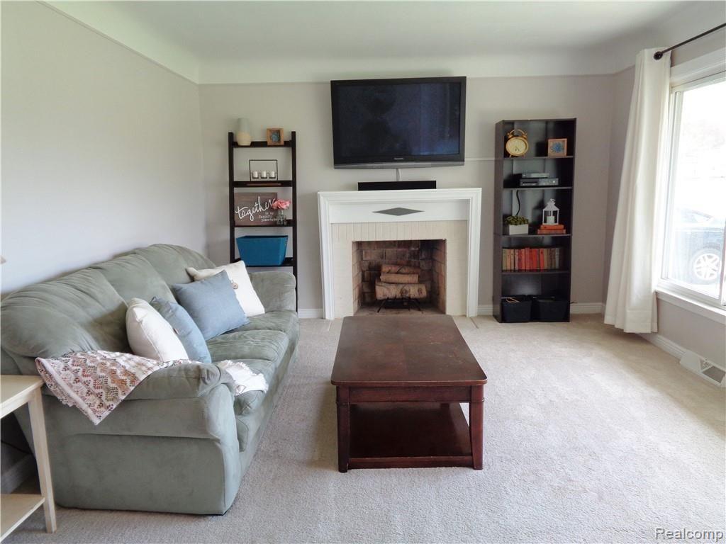2270 Byron Road Howell, MI 48855 - Photo 6 of 36 Living Room