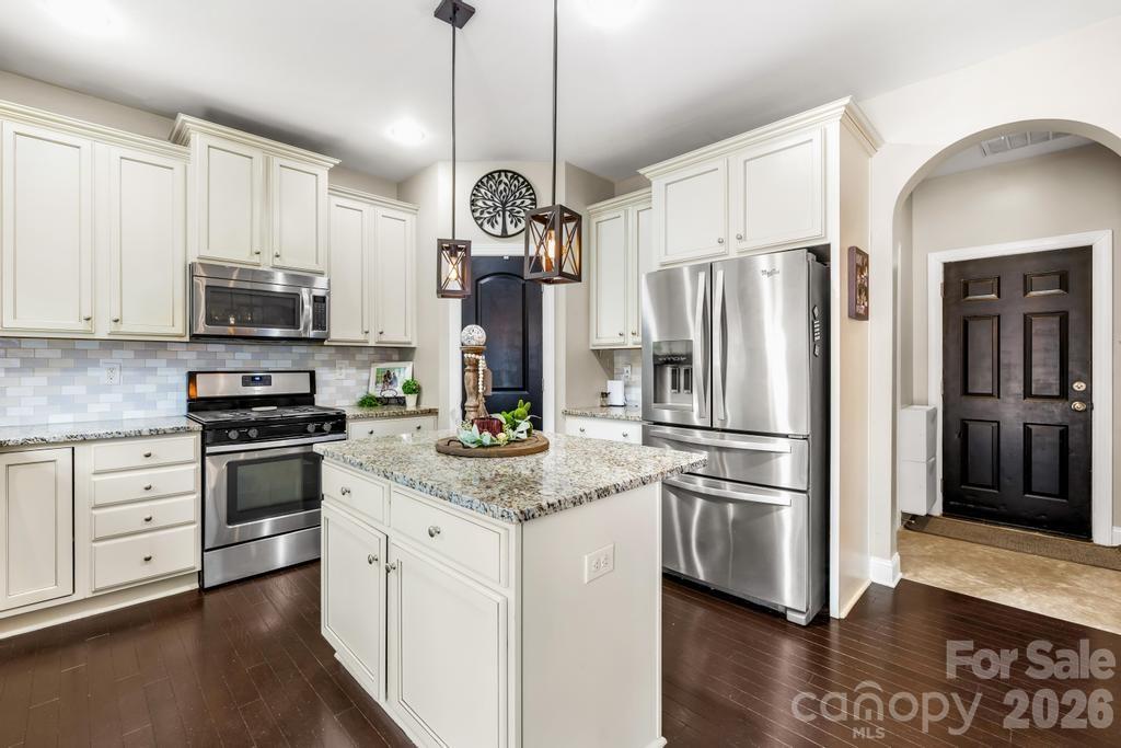 1007 Hamil Ridge Drive Waxhaw, NC 28173 - Photo 24 of 44 a kitchen with appliances a sink and cabinets