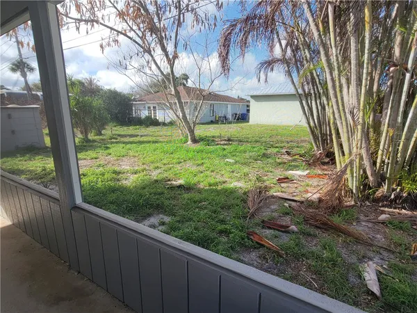 a view of a house with yard and garden