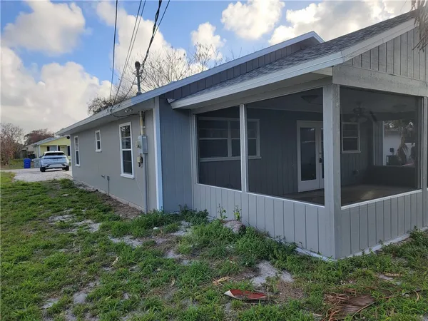 a view of front of a house with a yard