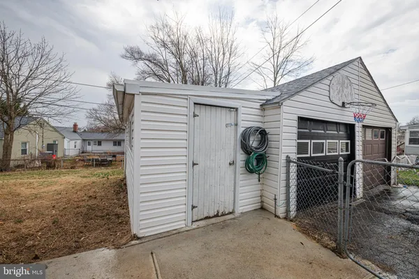 a view of a outdoor space with a house