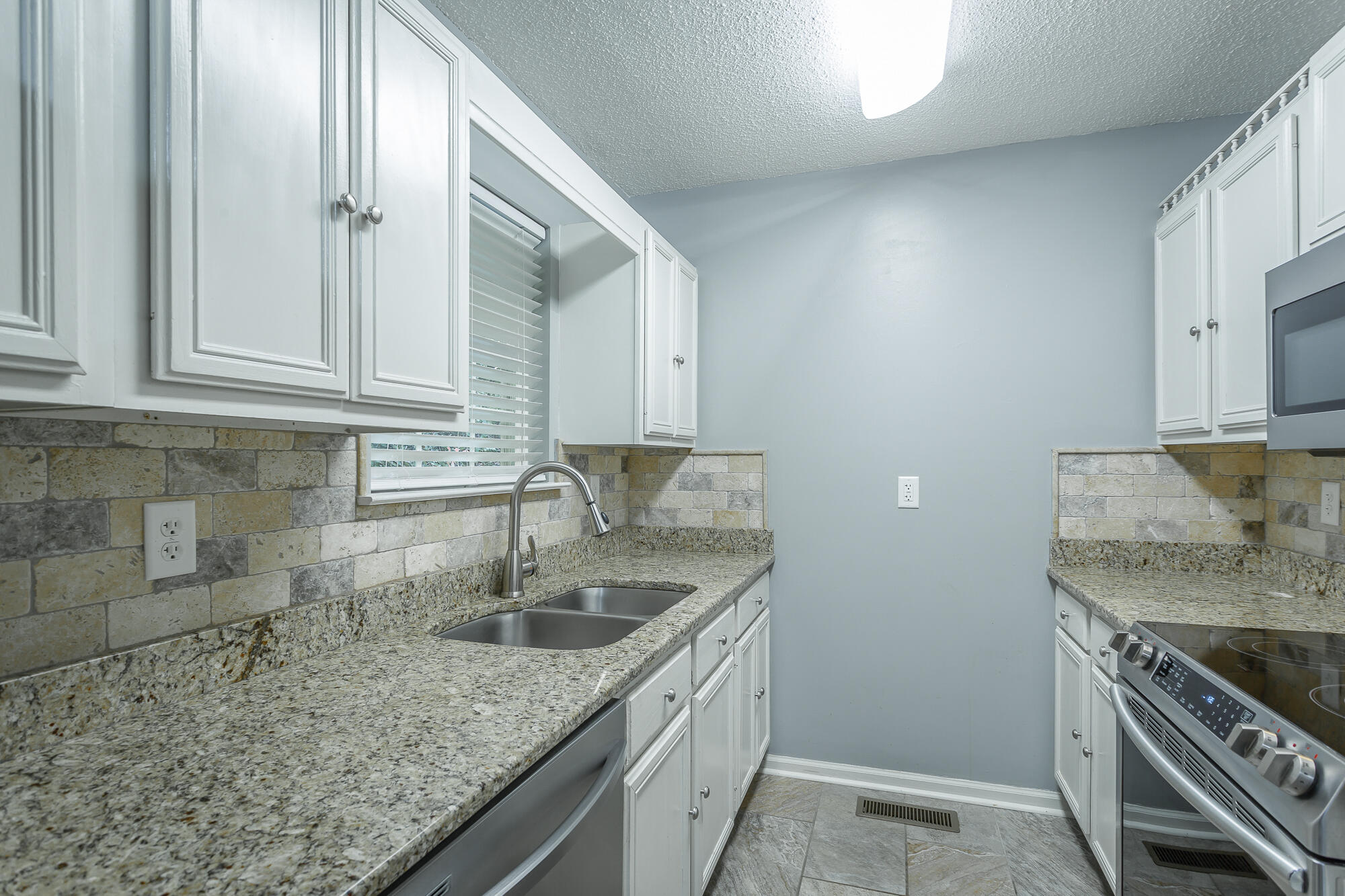 6656 Sandswitch Road Hixson, TN 37343 - Photo 11 of 35 Granite Counters