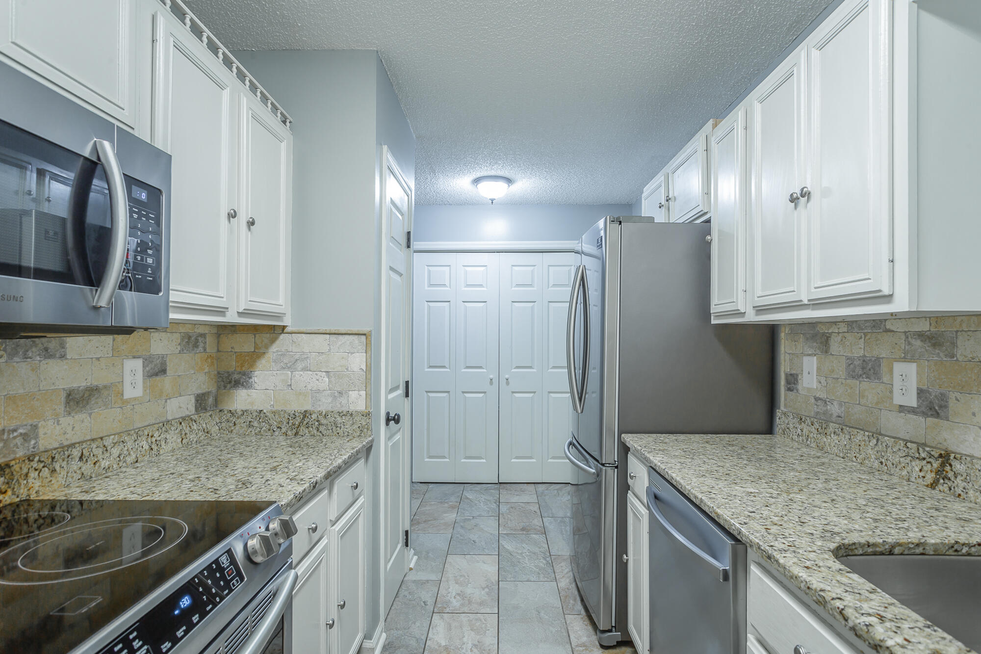 6656 Sandswitch Road Hixson, TN 37343 - Photo 13 of 35 Tile Back Splash