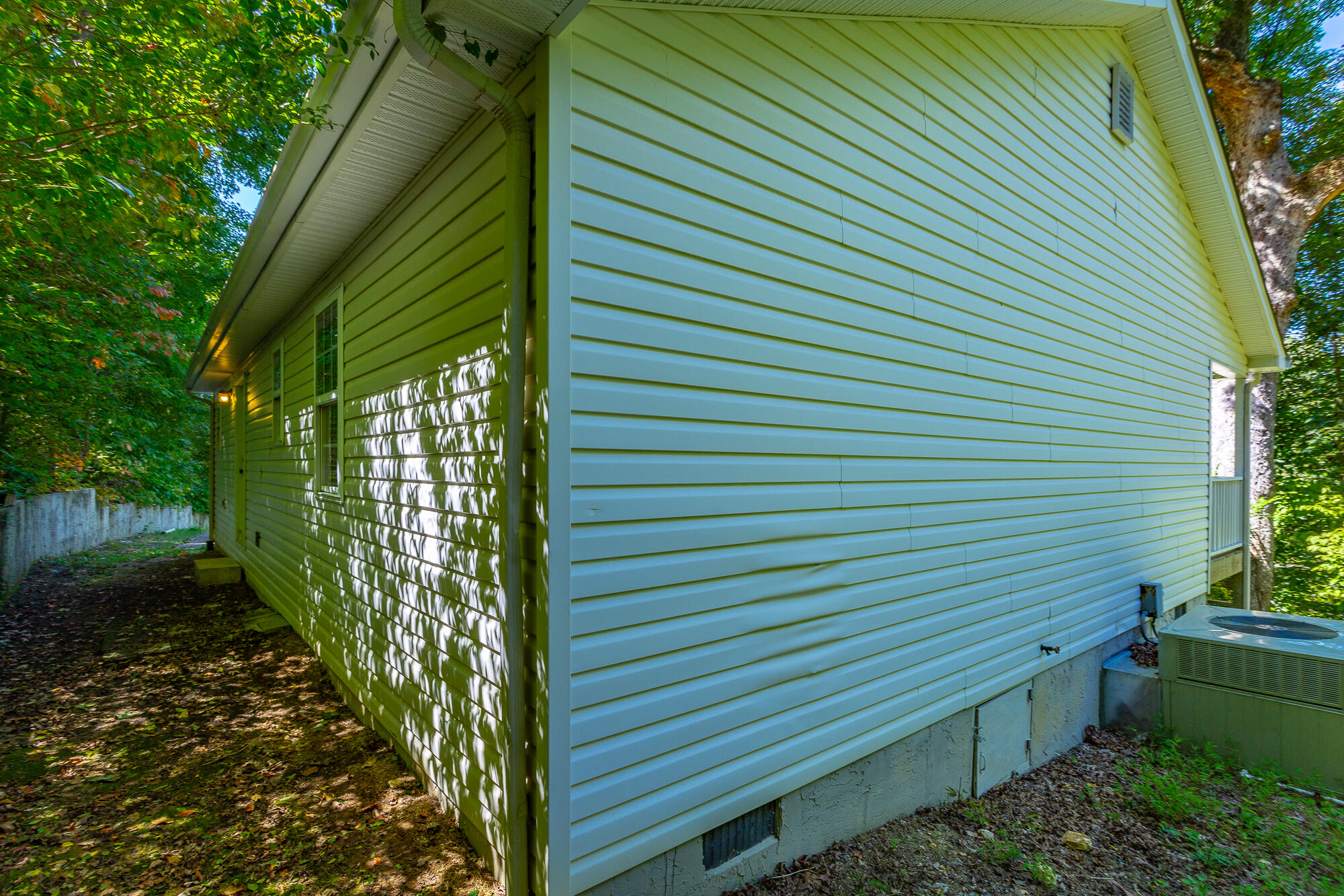6656 Sandswitch Road Hixson, TN 37343 - Photo 30 of 35 Vinyl Siding just Pressure Washed