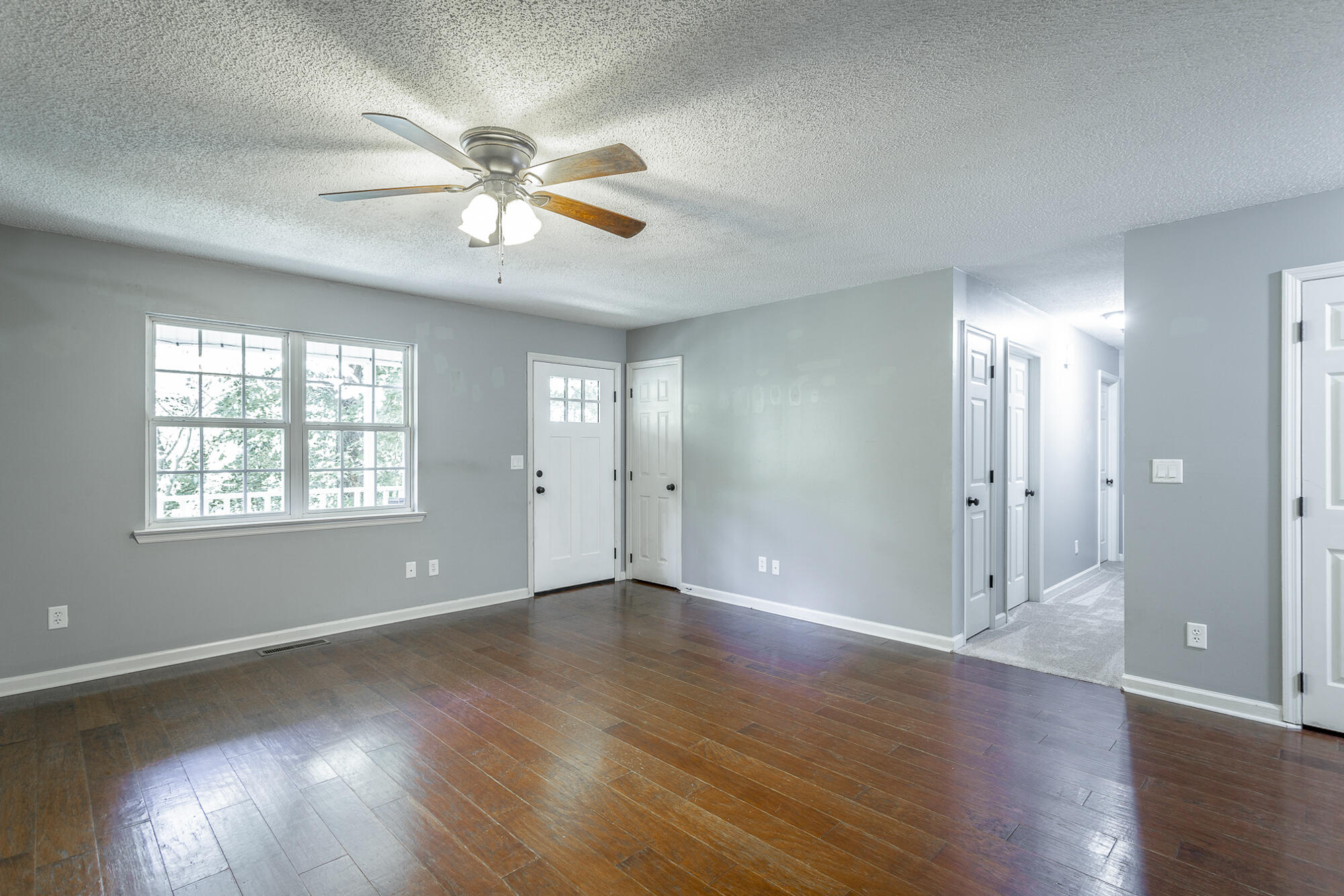 6656 Sandswitch Road Hixson, TN 37343 - Photo 4 of 35 Living Room