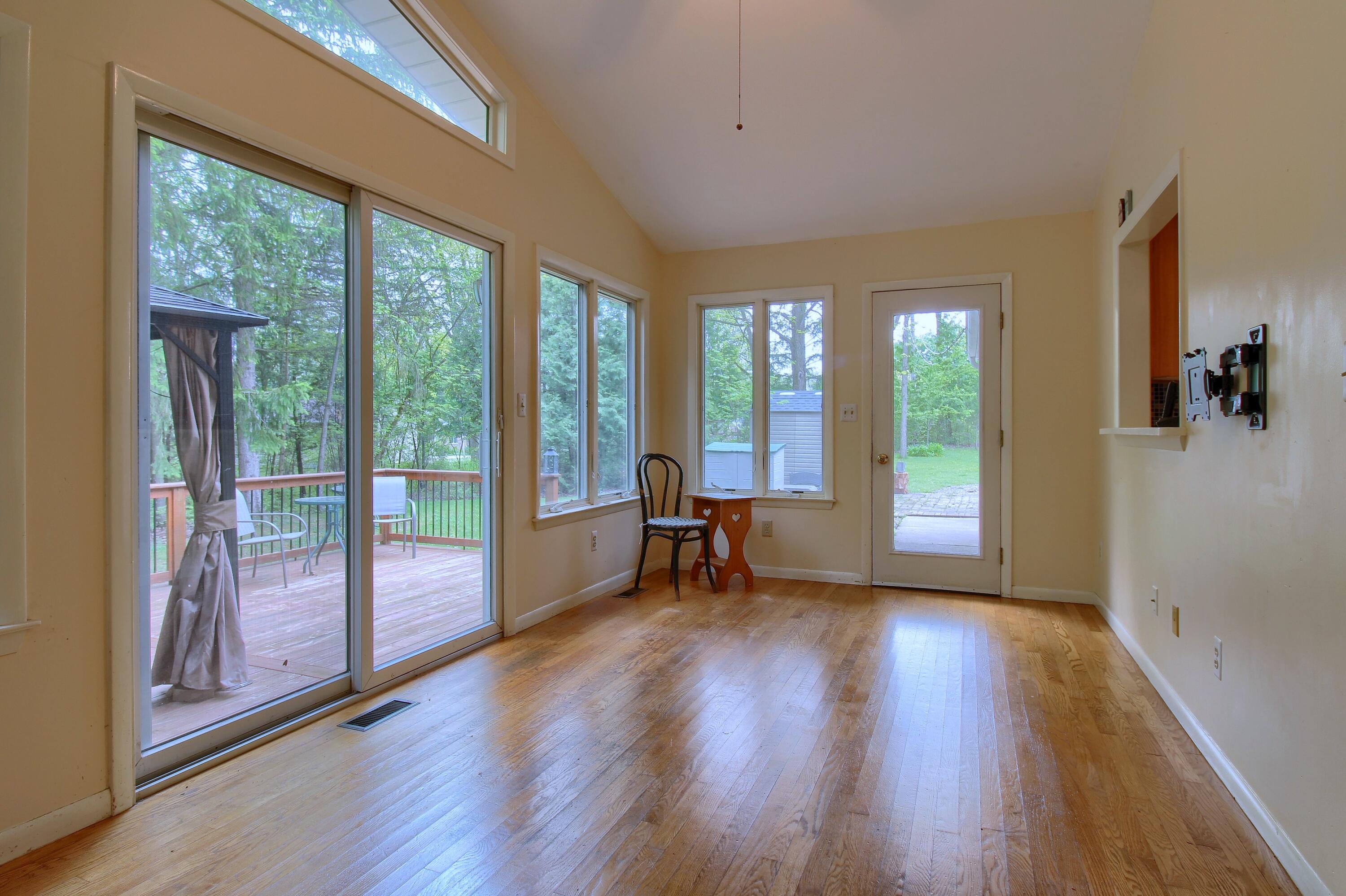 39 Judd Road Milan, MI 48160 - Photo 15 of 32 Sun-Room