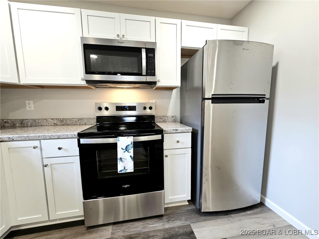 4861 University Lane Osage Beach, MO 65065 - Photo 4 of 31 Kitchen with stainless steel appliances
