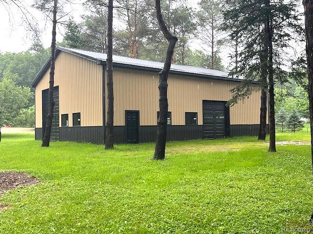 20285 29 Mile Road Ray, MI 48096 - Photo 4 of 25 Two-tone metal building with a light-colored upper facade and a dark lower section