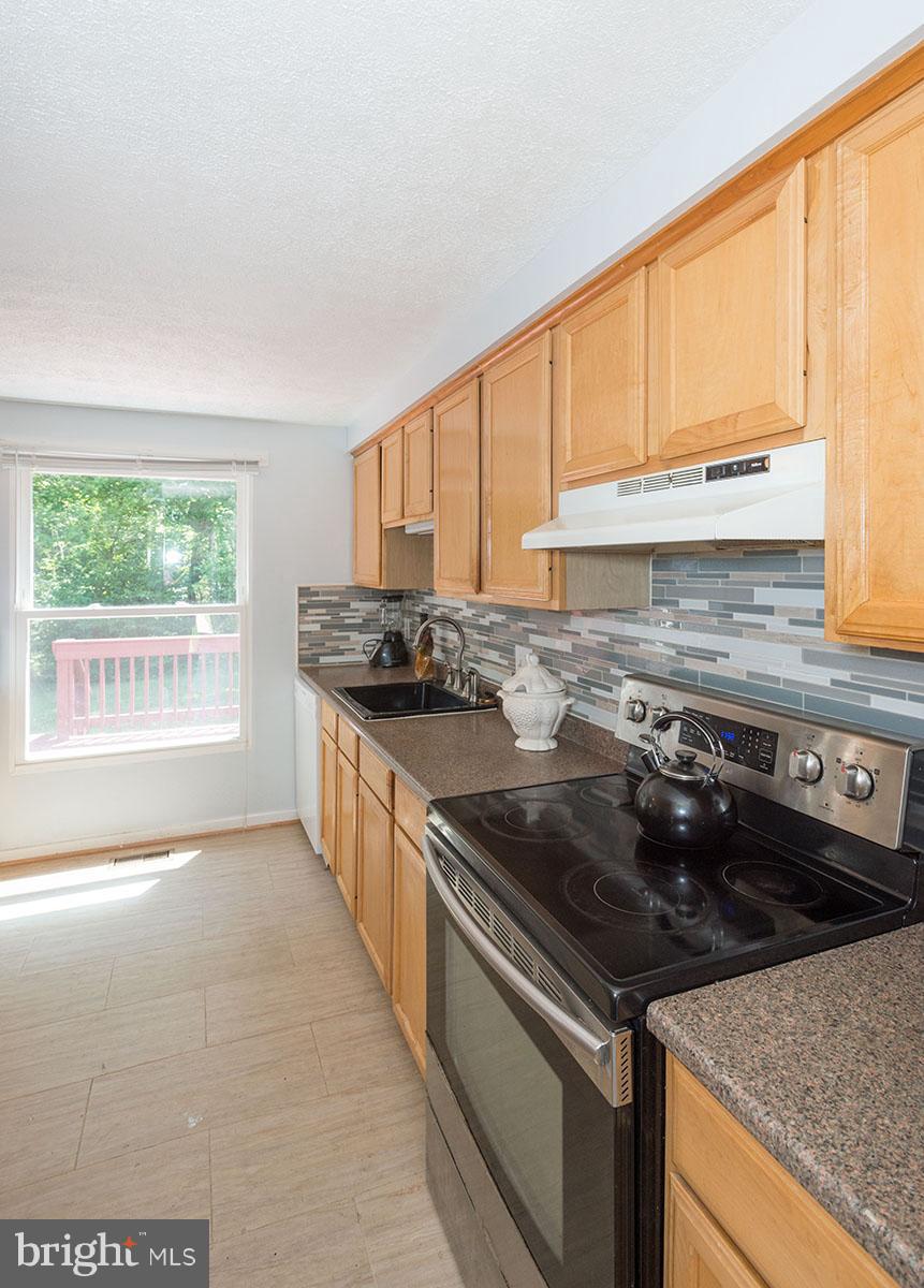 6725 Pyramid Way Columbia, MD 21044 - Photo 7 of 26 Kitchen