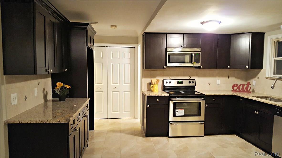 395 Willow Tree Lane Rochester, MI 48306 - Photo 5 of 21 5-kitchen 2.jpg