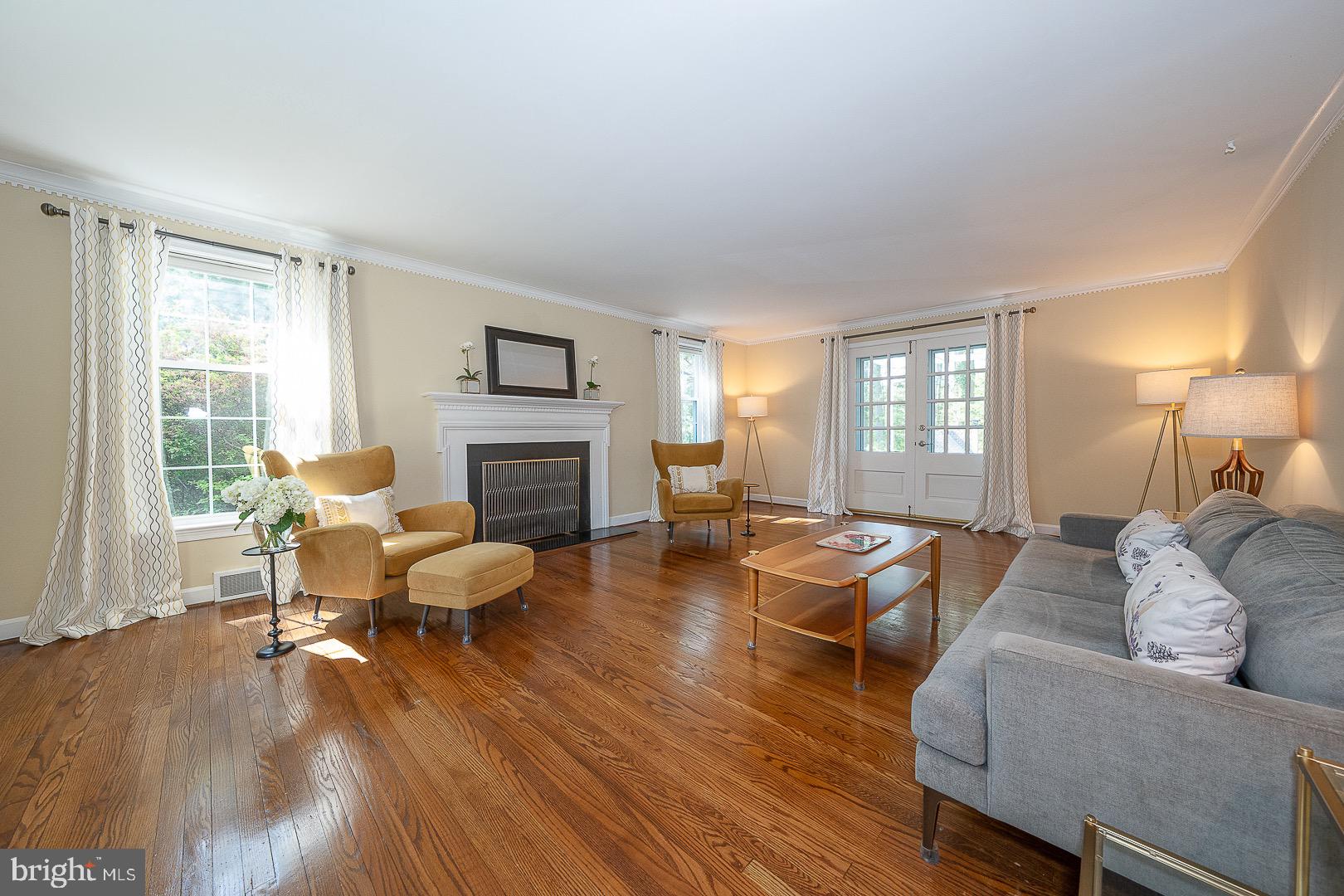 734 Woodcrest Road Wayne, PA 19087 - Photo 5 of 37 Spacious & light filled Living Room