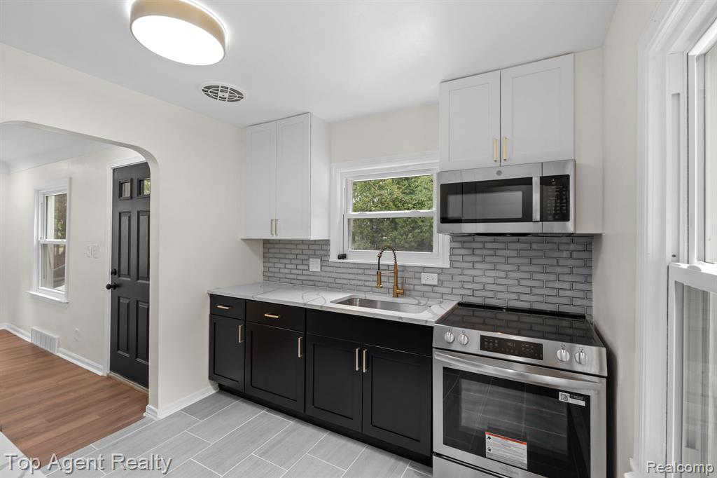 2169 Roslyn Road Grosse Pointe Woods, MI 48236 - Photo 10 of 43