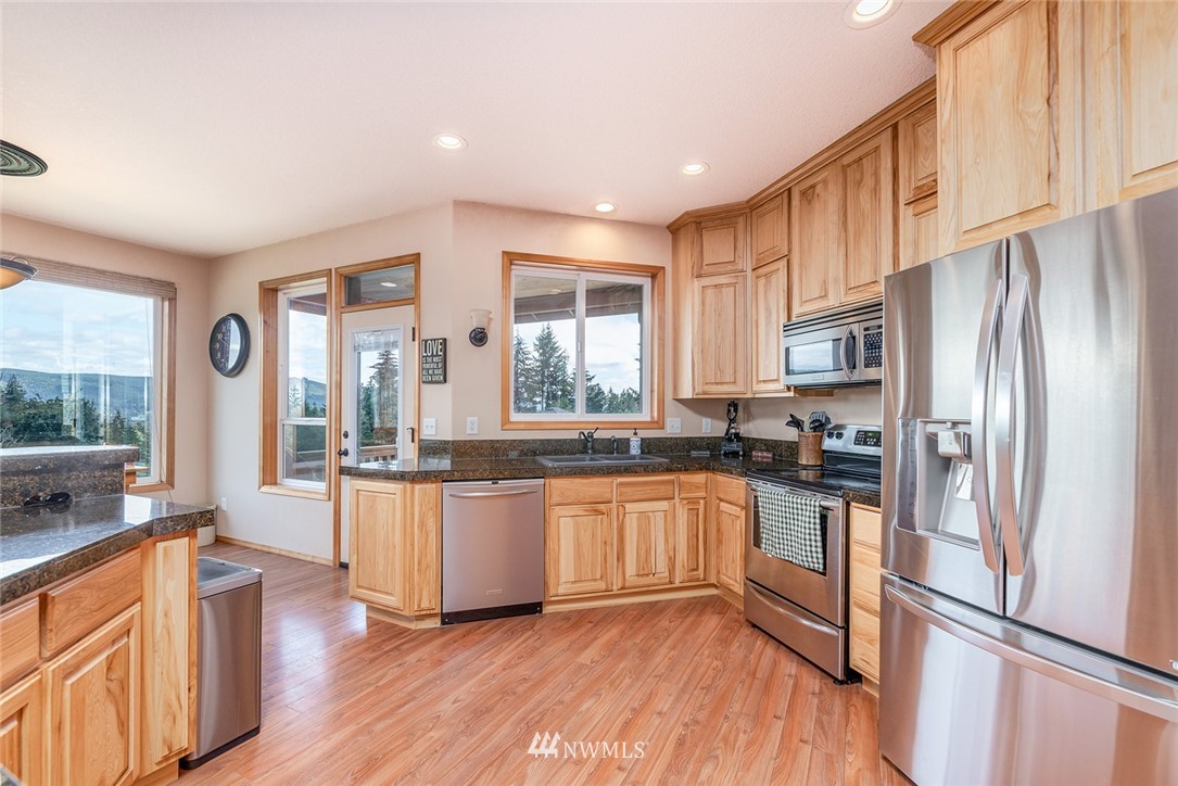 880 Sandy Bend Road Castle Rock, WA 98611 - Photo 5 of 37 Gallery Image 5