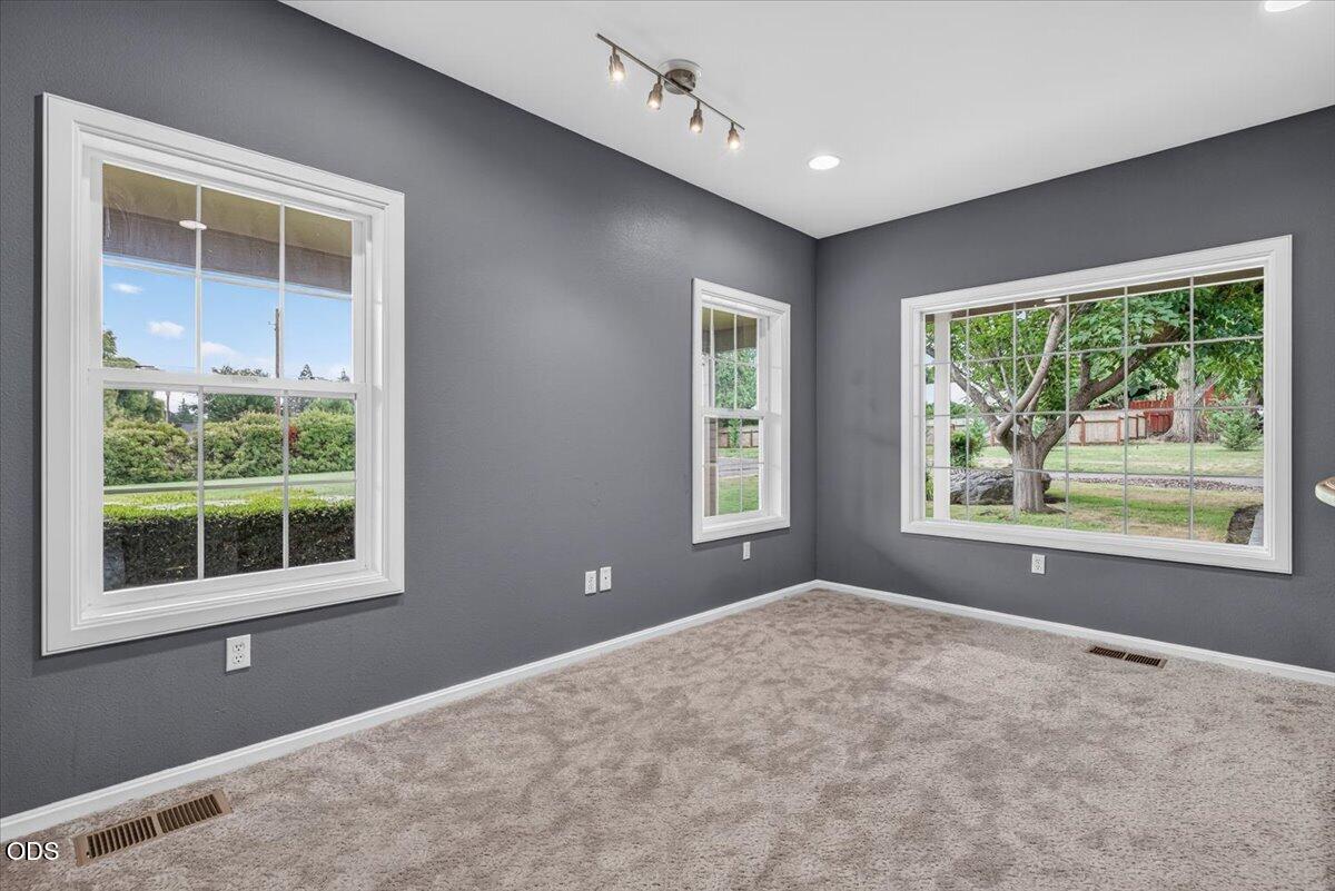 1760 Minear Road Medford, OR 97501 - Photo 10 of 56 Gallery Image 10