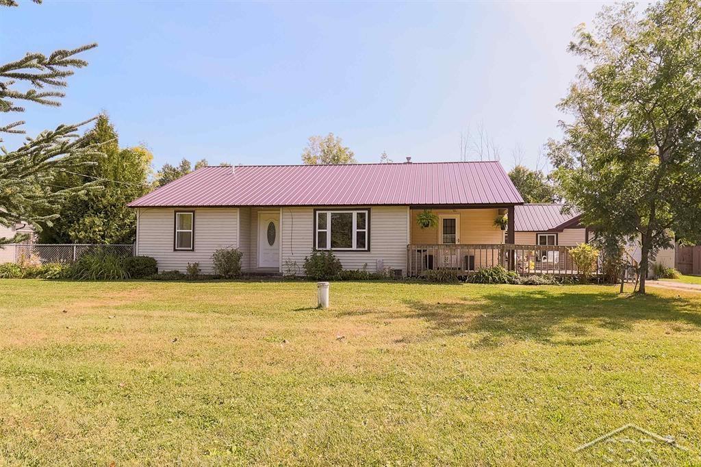 1682 North Stark Road Midland, MI 48642 - Photo 1 of 20 50155165-1c72cc6d-9fe0-4167-b51f-44d5b5d796b0.JPG