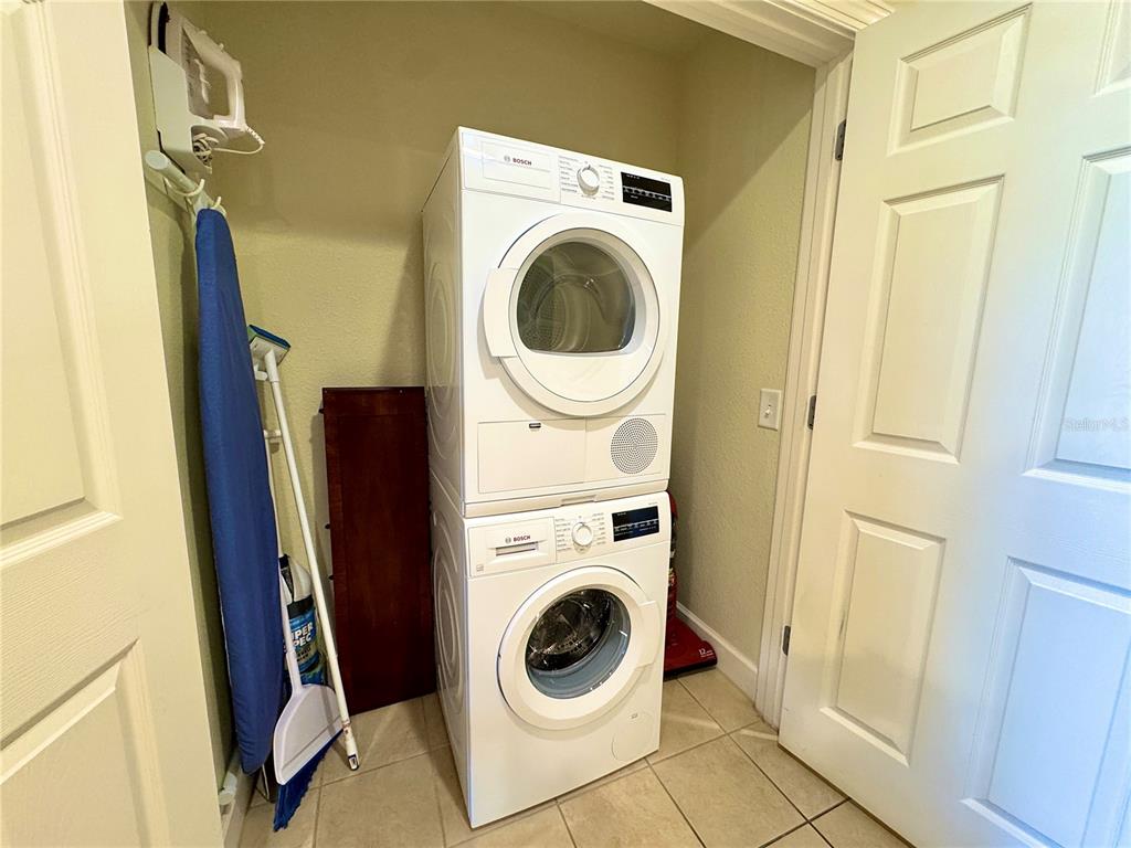 1350 Centre Ct Ridge Drive, Unit 401 Reunion, FL 34747 - Photo 32 of 32 a utility room with dryer and washer