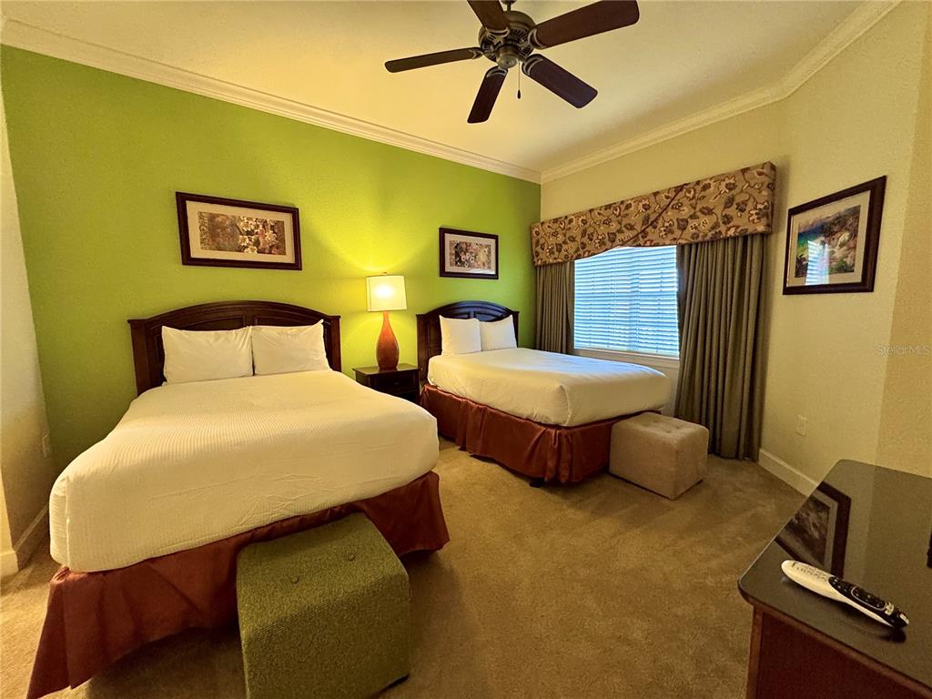 1350 Centre Ct Ridge Drive, Unit 401 Reunion, FL 34747 - Photo 5 of 32 a bedroom with double bed and a window