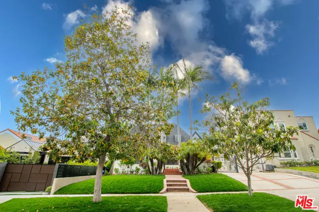 a view of a yard with a fountain