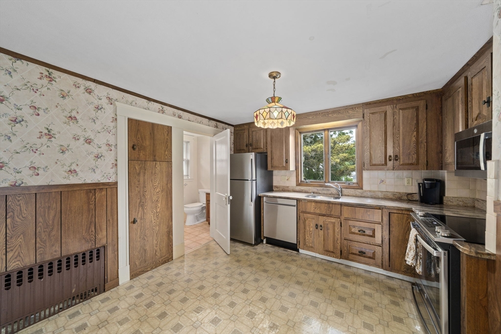 18 Devon Road Braintree, MA 02184 - Photo 4 of 41 Gallery Image 4