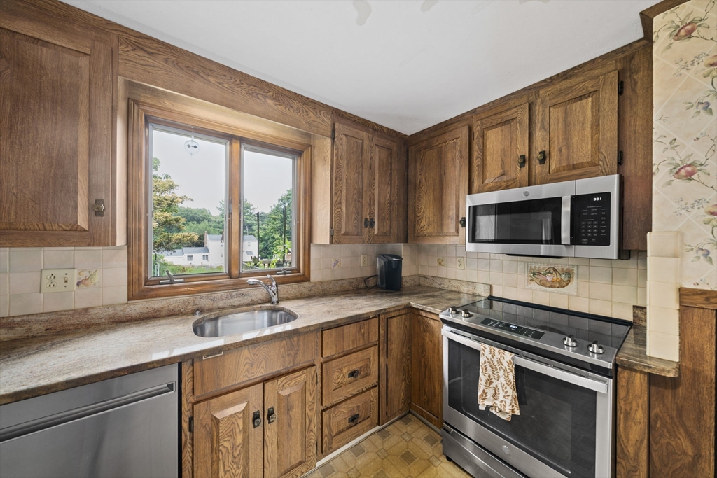 18 Devon Road Braintree, MA 02184 - Photo 8 of 41 Gallery Image 8