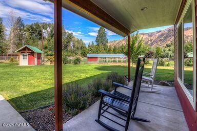 121 Rattlesnake Lane Naches, WA 98937 - Photo 40 of 45 a view of a bench in the porch