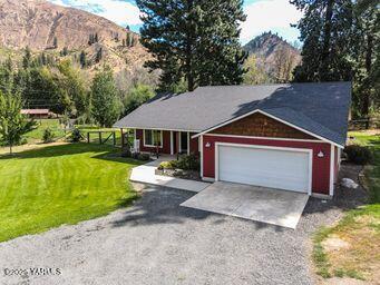 121 Rattlesnake Lane Naches, WA 98937 - Photo 9 of 45 front view of a house with a yard