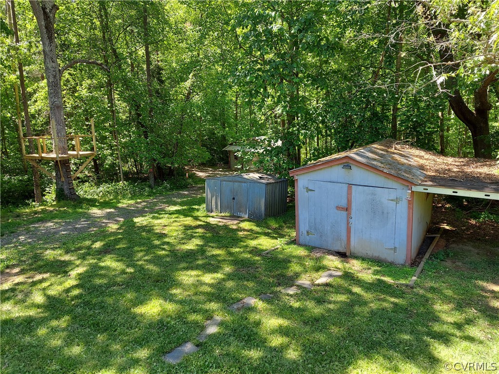4263 Broad St Road Gum Spring, VA 23065 - Photo 27 of 39 a backyard of a house
