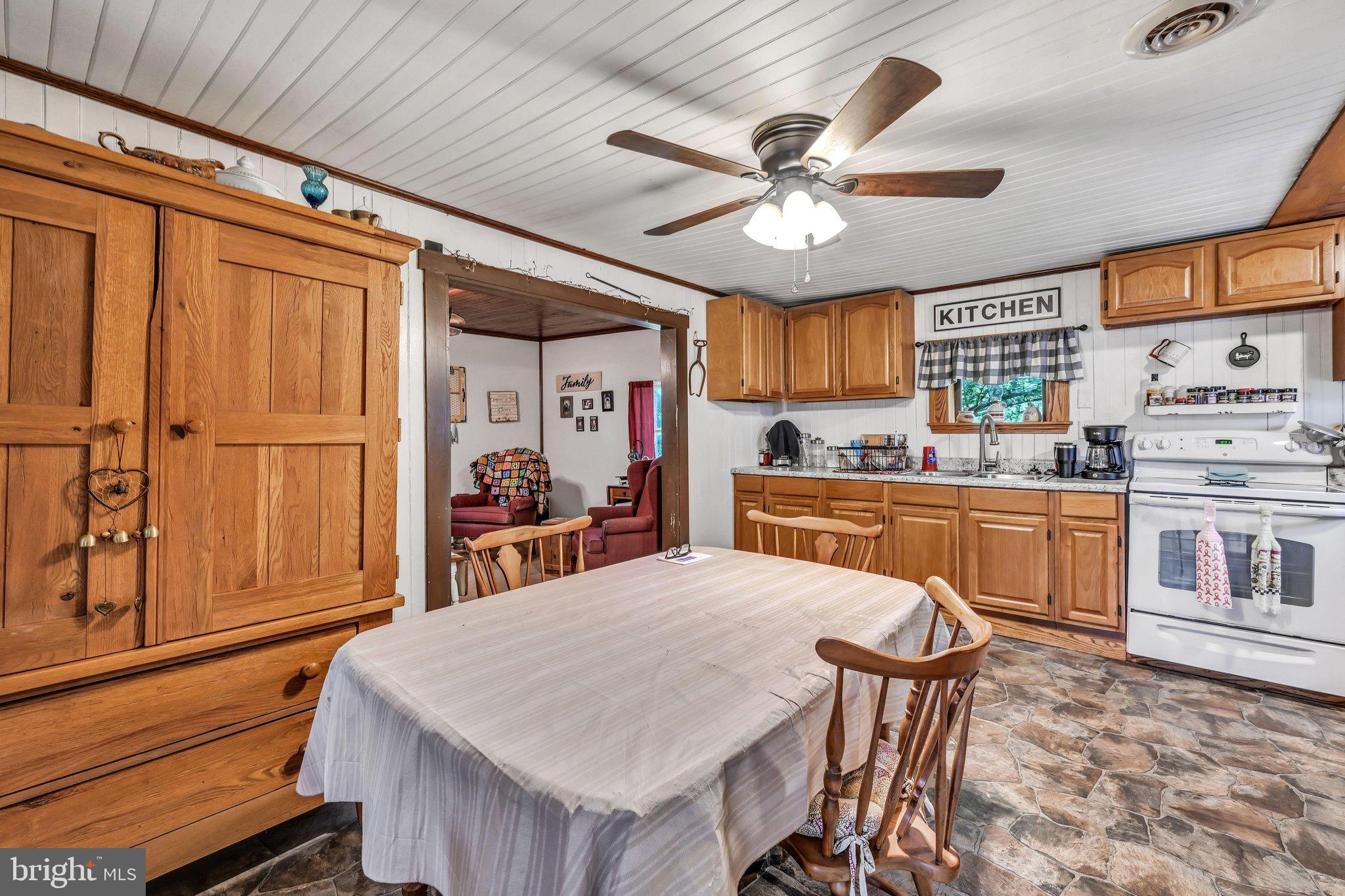07-Eat-In-Kitchen