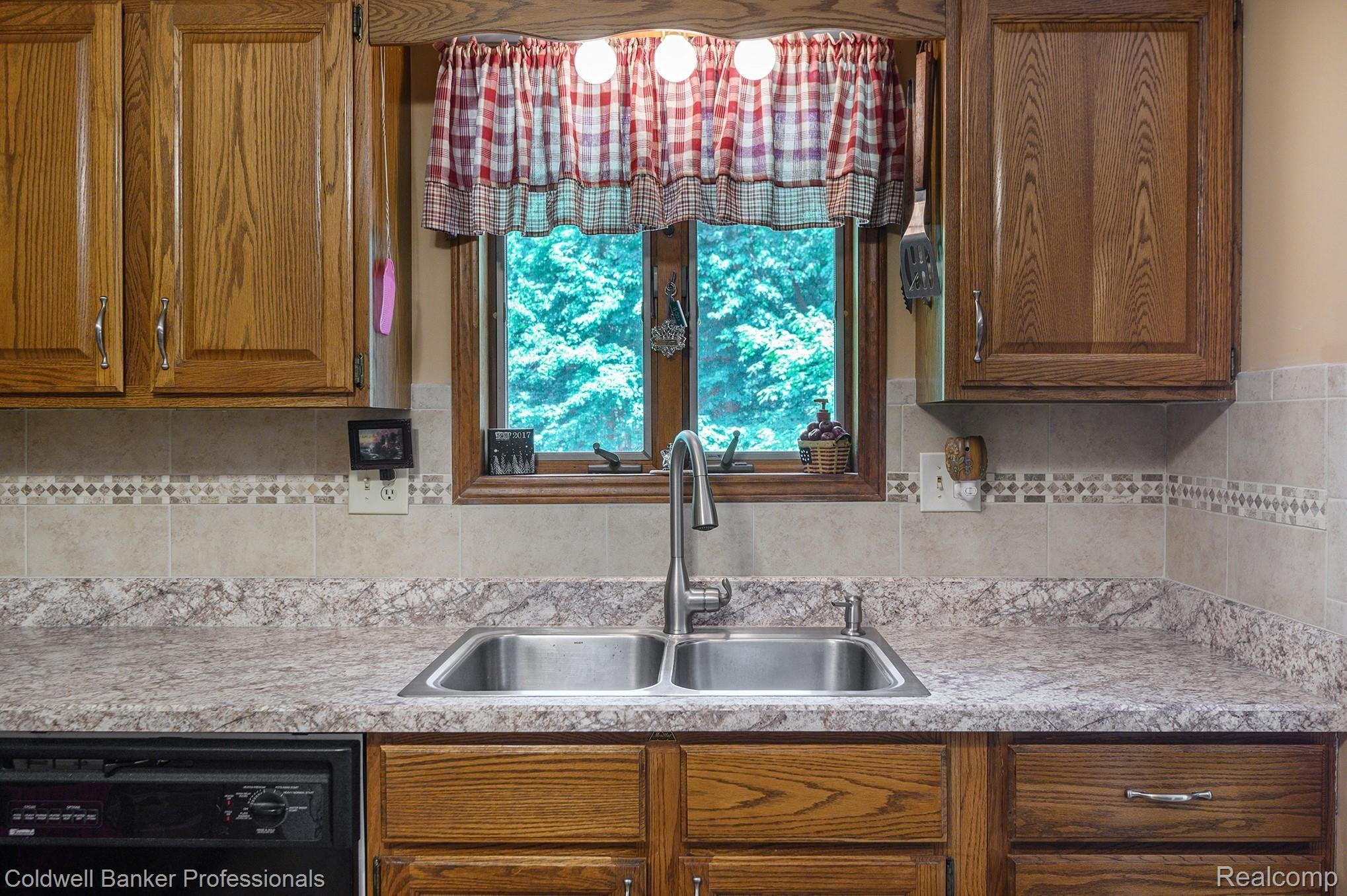 6522 East River Road Flushing, MI 48433 - Photo 17 of 29 Kitchen